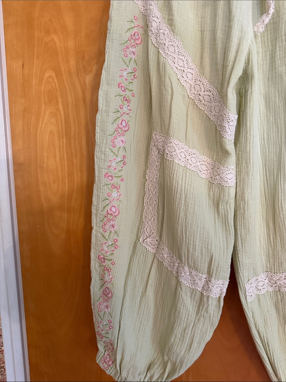 POL Light Green, Floral Patches, Embroidered, Cuffed Boho pants Sz L. Never Worn - Picture 4 of 5